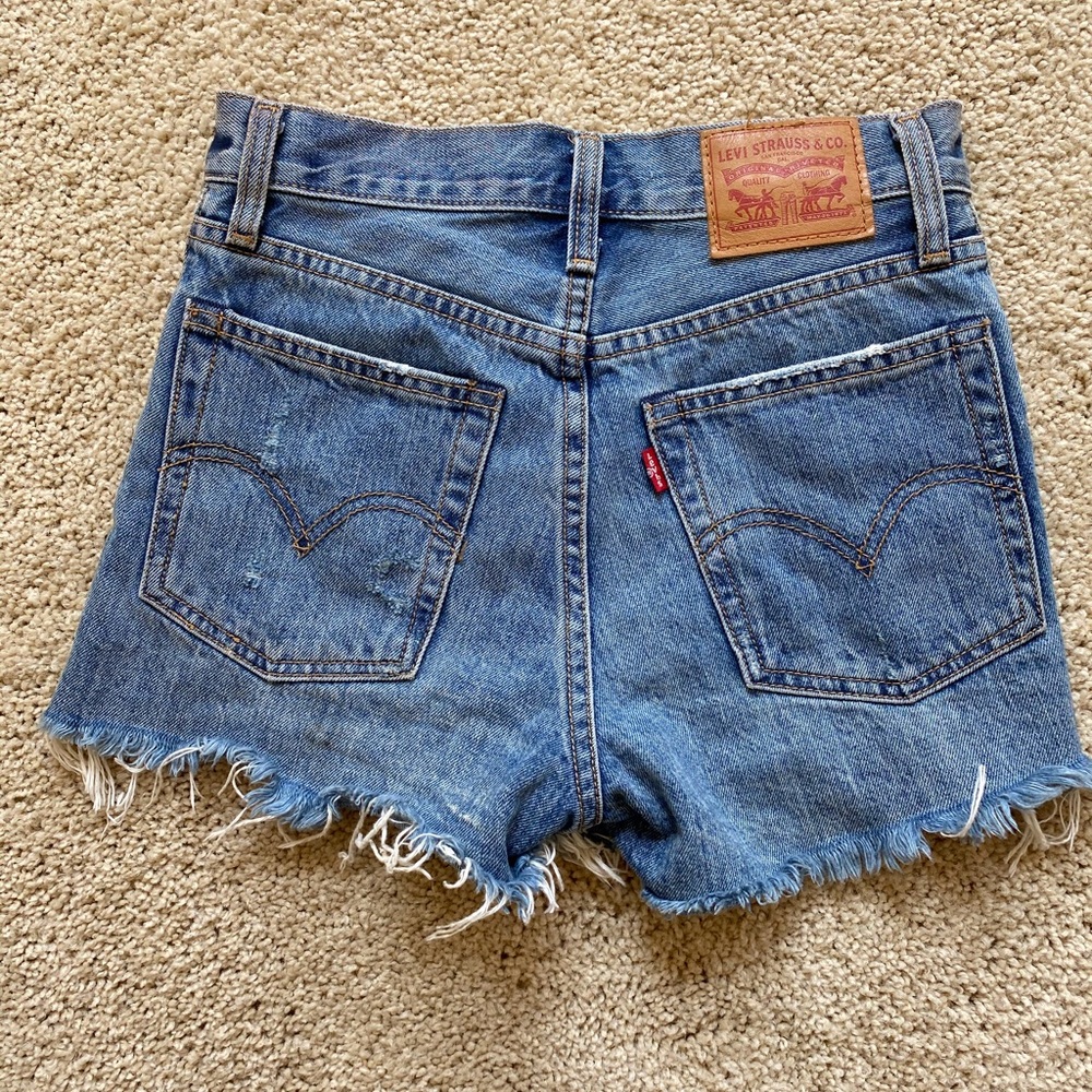 Levi’s wedgie high waist shorts size 24